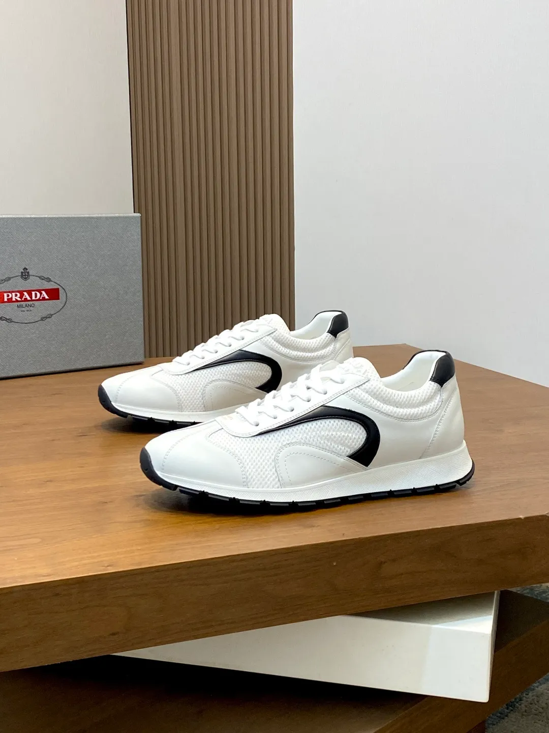 Men's shoes 💰740 Prada men's new lace-up sports and casual shoes. This upper is made of imported calfskin stitching. The tongue is P's classic bronzing lougou. The lining is made of calfskin for the feet. The outsole is made of non-slip sports exclusive rubber outsole with logo. It feels good on the foot. It is fashionable and fashionable. It has a standard sports version and looks very good on the foot! Comes with original box and dust bag! L leather shoe size: 39/40/41/42/43/44 original box packaging + dust bag